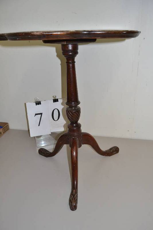 lot 70 image: Table