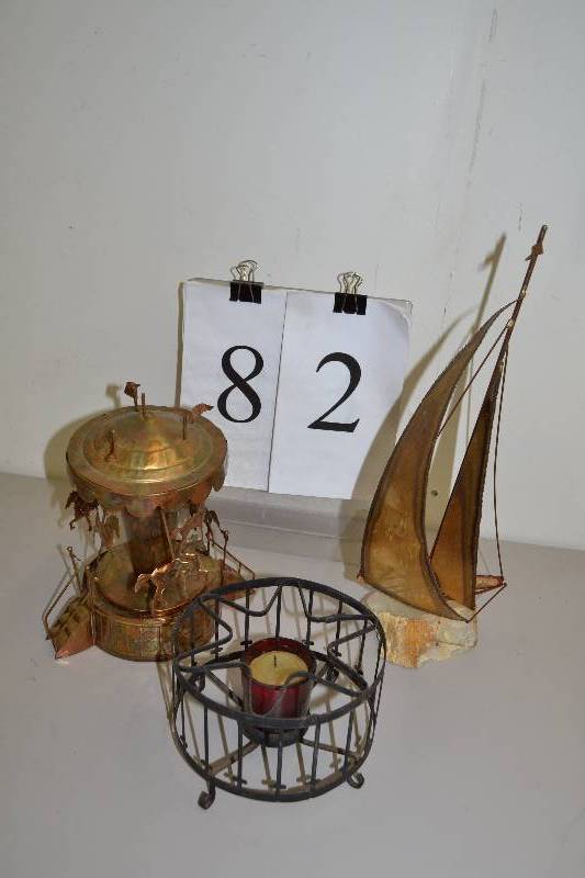 lot 82 image: Home decor