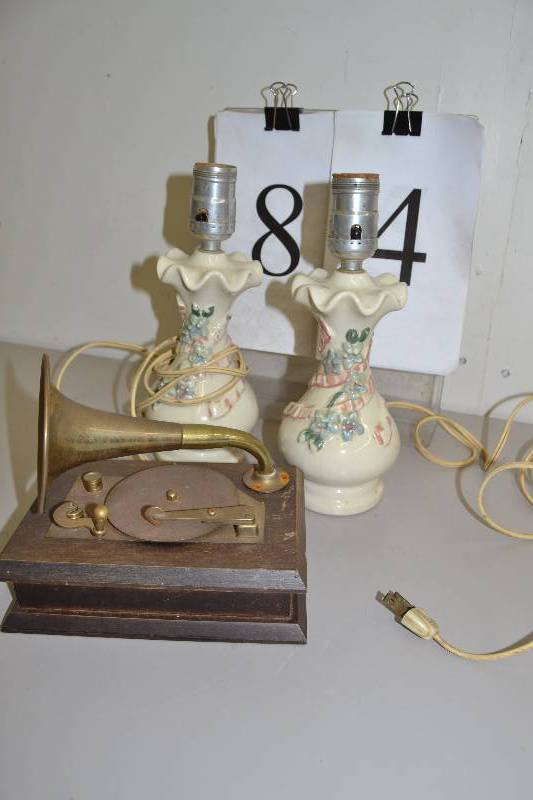 lot 84 image: Home decor