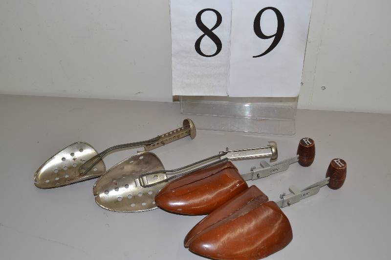 lot 89 image: Shoe stretcher