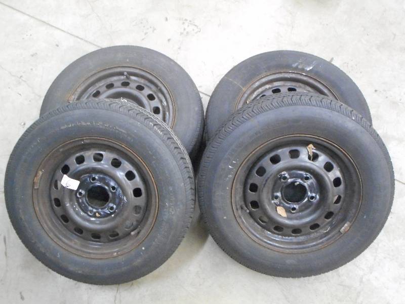 lot 6 image: (4) Firestone 1857014 Tires On 5-...
