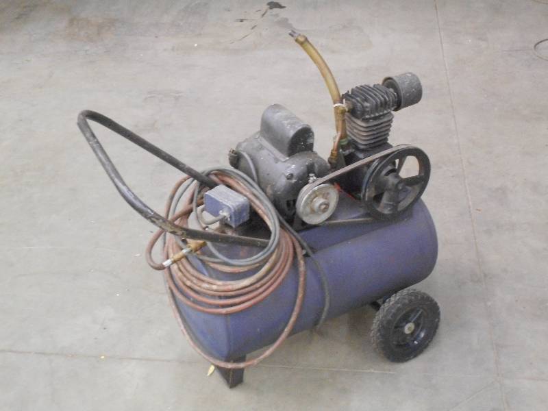 lot 18 image: 120Volt Electric Air Compressor Wit...