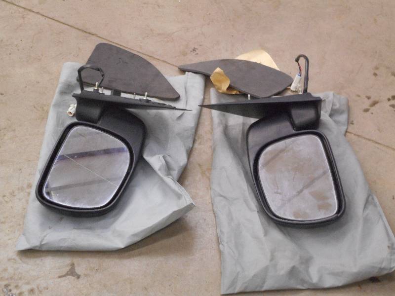 lot 32 image: (2) Electric Mirrors (Automotive)...