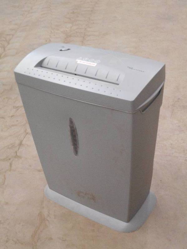 lot 54 image: Tech-Solutions Electric Paper Shred...
