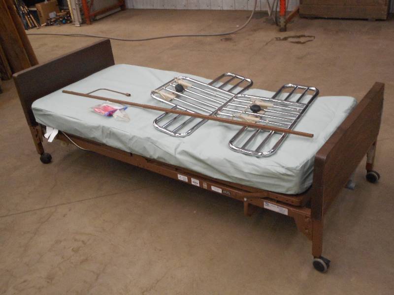 lot 61 image: Rolling Electric-Lift Hospital Bed ...