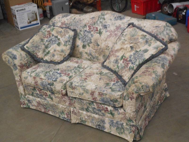 lot 64 image: 2-Seater Floral Print Sofa ...