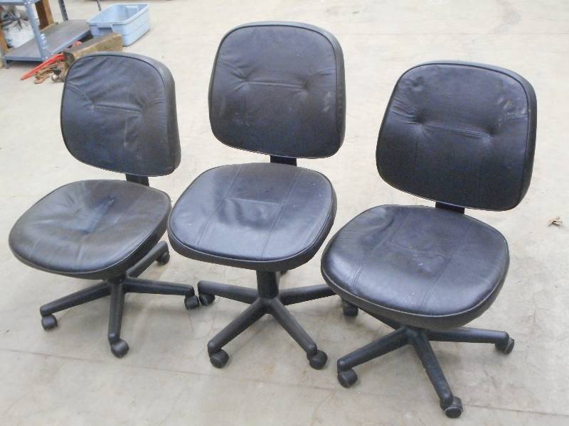 lot 66 image: (3) Rolling Office Chairs ...