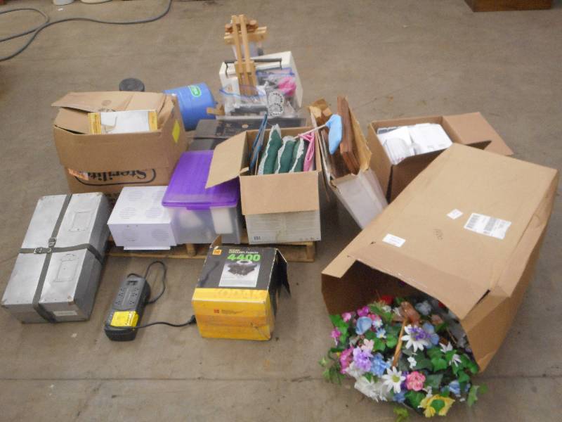 lot 80 image: Pallet Lot Misc Household Dcor, ...