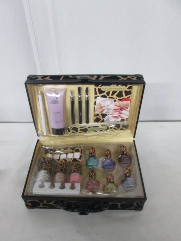 Markwins Beauty Bazaar Train Case