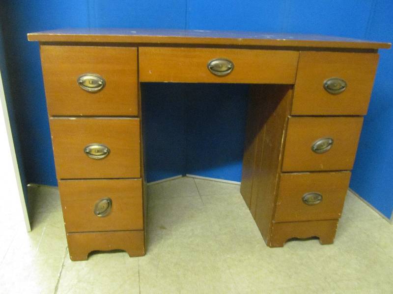 lot 2 image: desk