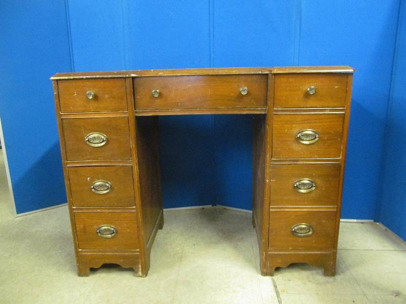 lot 3 image: desk