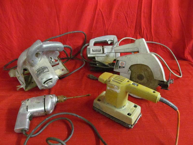lot 11 image: Black n Decker tools