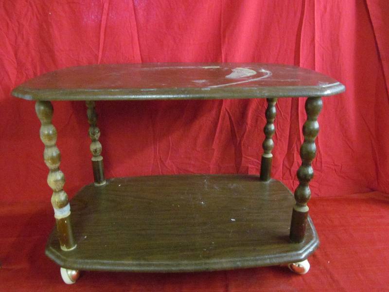 lot 14 image: end table