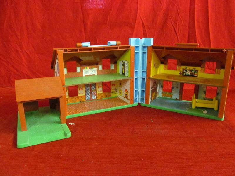 lot 18 image: Fisher Price doll house