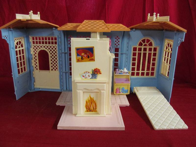 lot 19 image: Mattel doll house