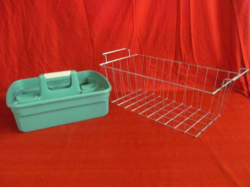 lot 24 image: wire basket, kitchen tote