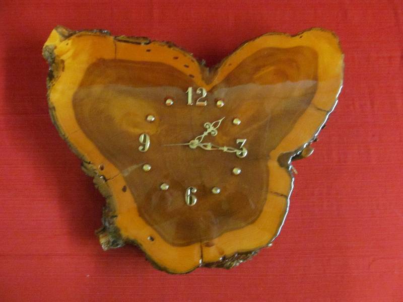 lot 29 image: clock