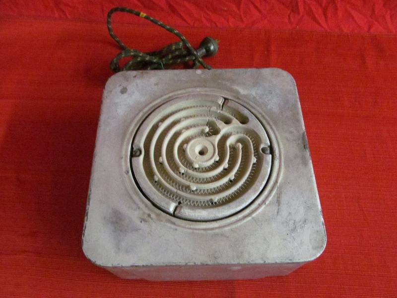 lot 40 image: vintage hot plate
