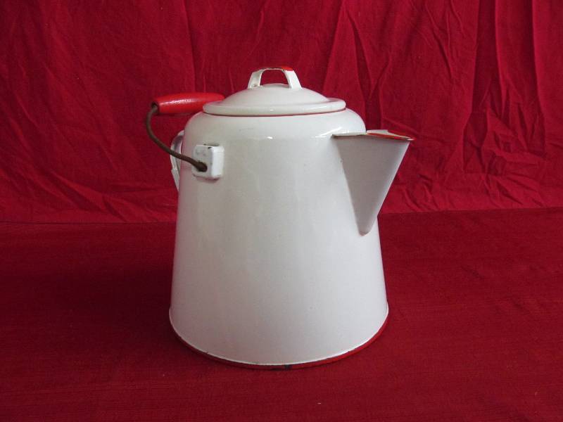 lot 50 image: vintage coffee pot