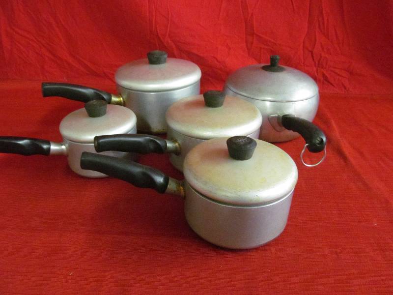 lot 92 image: Pots