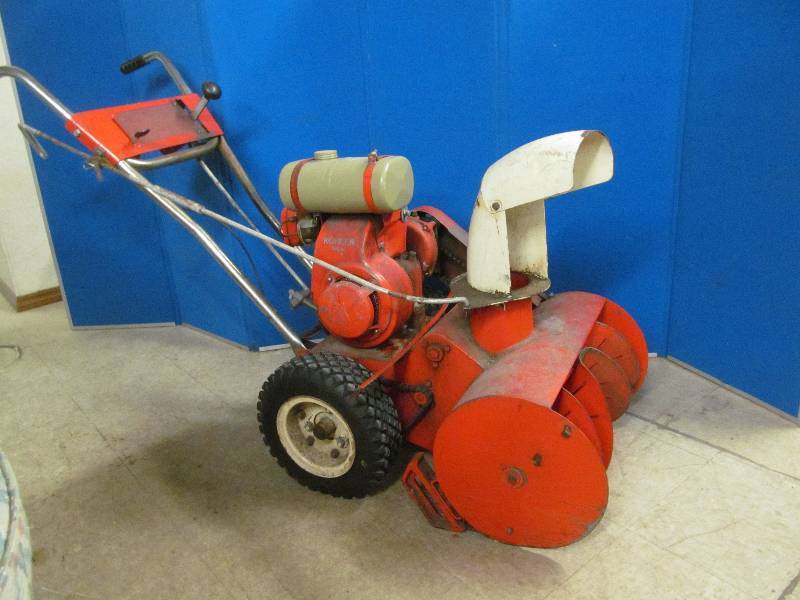 lot 106 image: Snowblower
