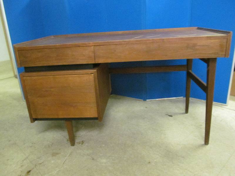 lot 111 image: Desk