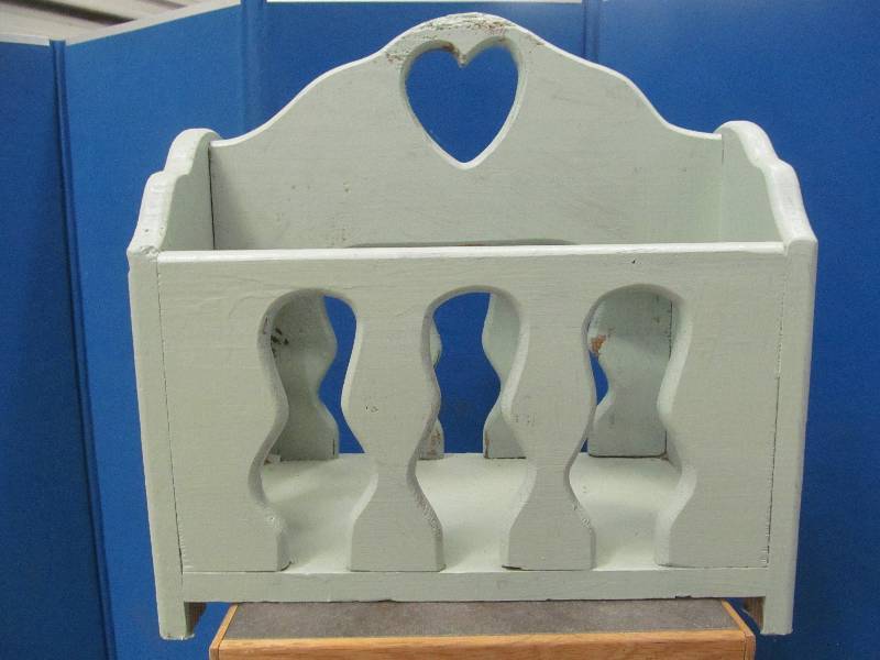 lot 189 image: Magazine Rack