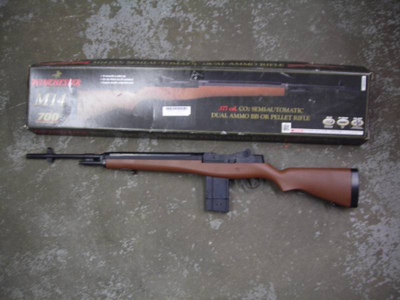 lot 11 image: Winchester M-14 Co2 Semi-Automantic BBPellet Gun