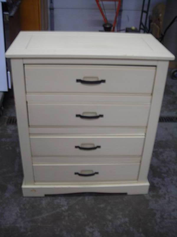 lot 18 image: 4 Drawer Dresser 36 x 40 x 20