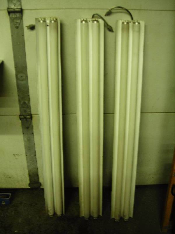 3- 4 Foot Florescent Light Fixtures With Bulbs