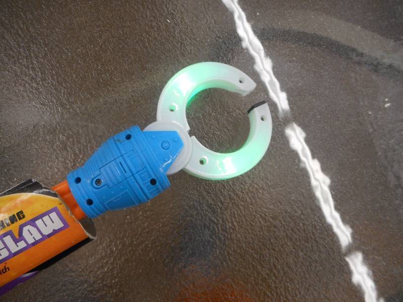 ALIEN SOUNDING GRABBER TOY