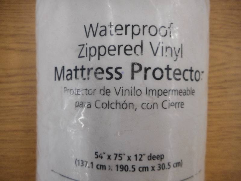 MAINSTAYS WATERPROOF ZIPPERED VINYL MATTRESS PROTECTOR