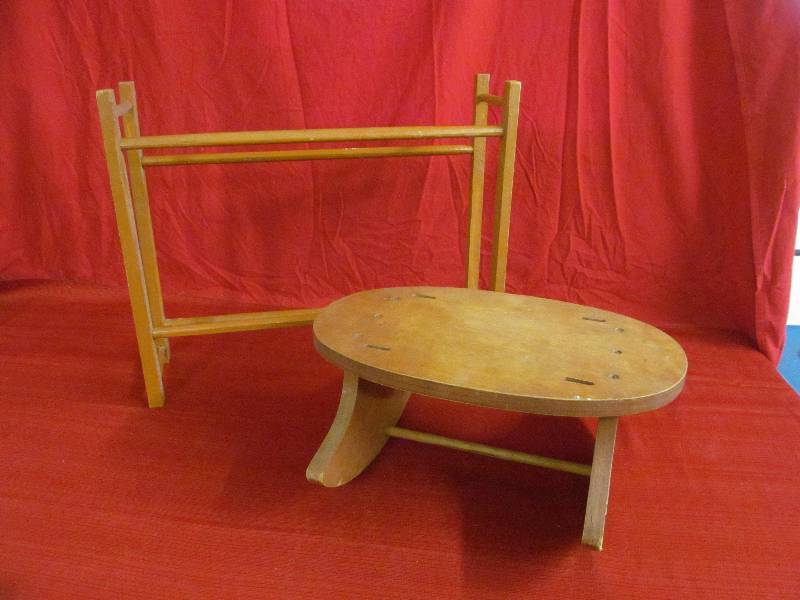 lot 18 image: StoolShelf