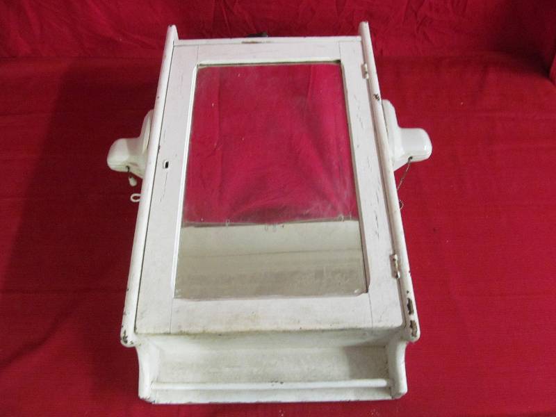 lot 21 image: Cabinet