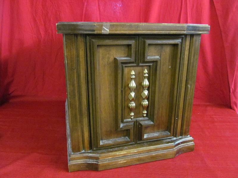 lot 22 image: Table