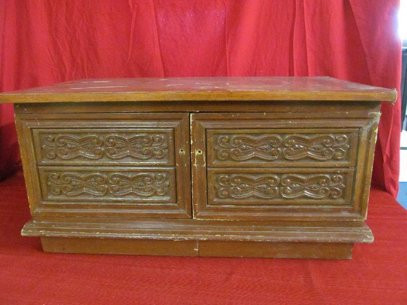 lot 25 image: Table