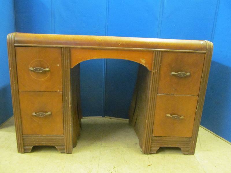lot 26 image: Dresser