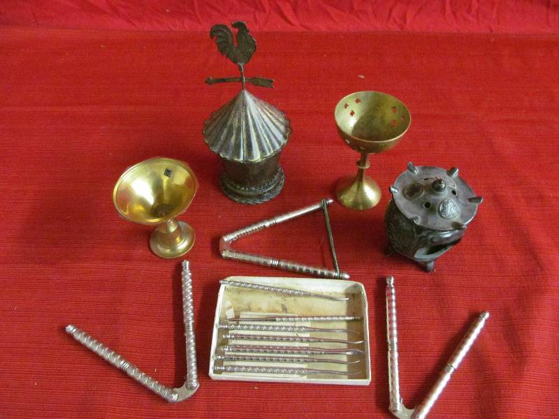 lot 72 image: Knick Knacks