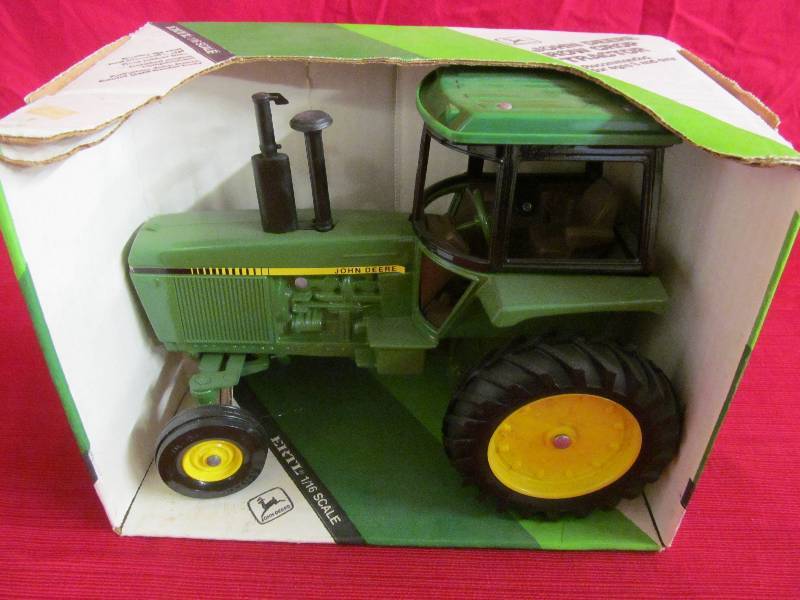 lot 79 image: John Deere Tractor