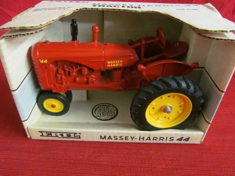 lot 100 image: Ertl Tractor