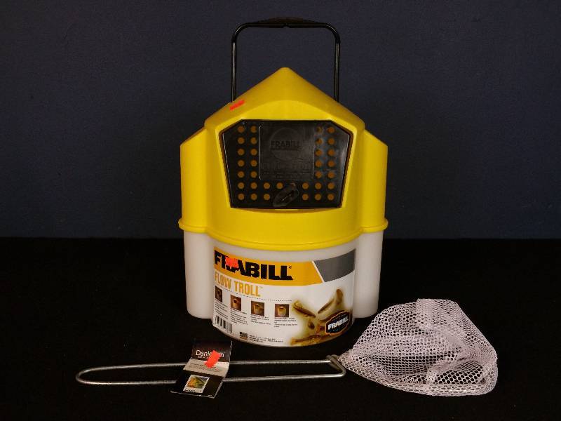 lot 18 image: Flambeau Floting Minnow Bucket