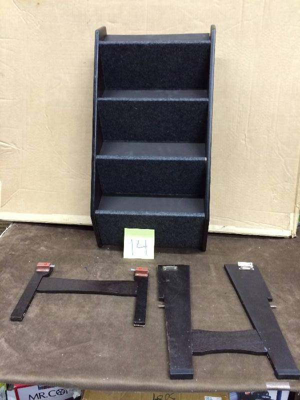lot 14 image: Animal Planet Pet Stairs