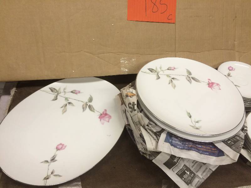 lot 185 image: Fine China Plates Missing Cups and Bowls