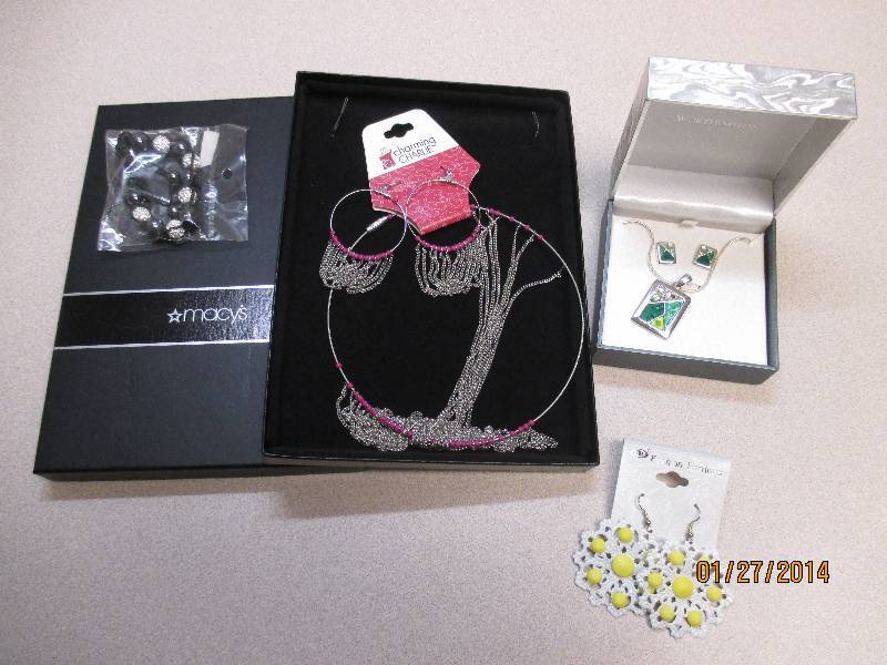 Lot Of Fashion Jewelry