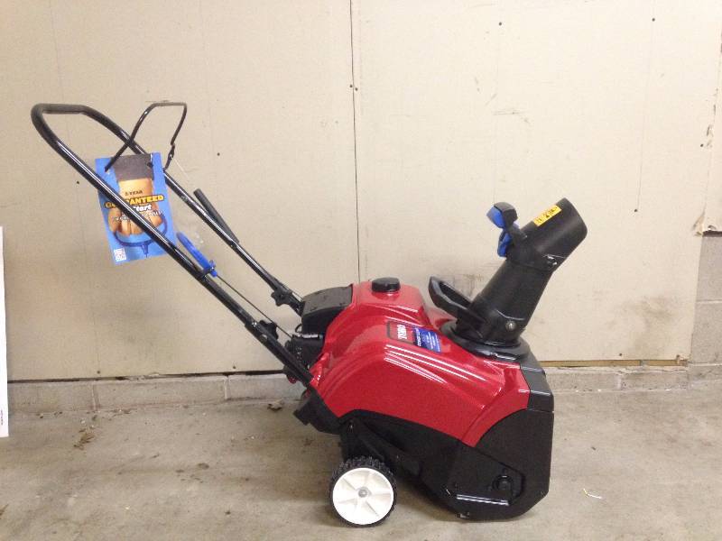 lot 2 image: NEW - Toro 518 ZE Snowblower w Electric Start