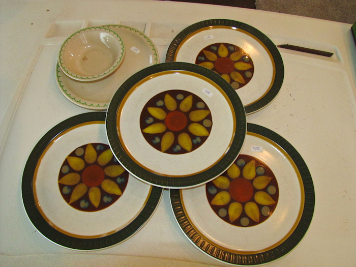lot 105 image: 4 dinner plates Electra Casual Leram stoneware Japan Syracuse china