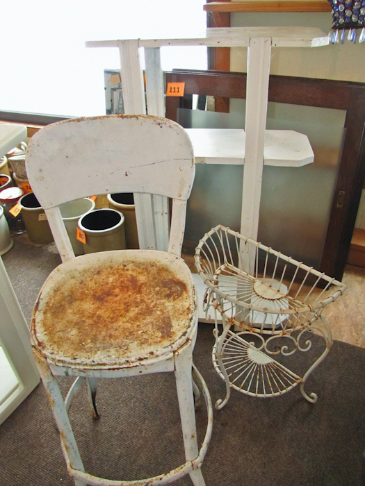 lot 112 image: 4 vintage decor items