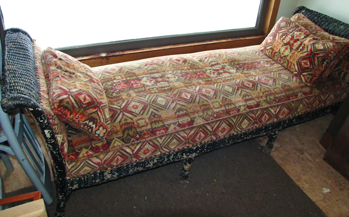 lot 114 image: Vintage Wicker Day Bed