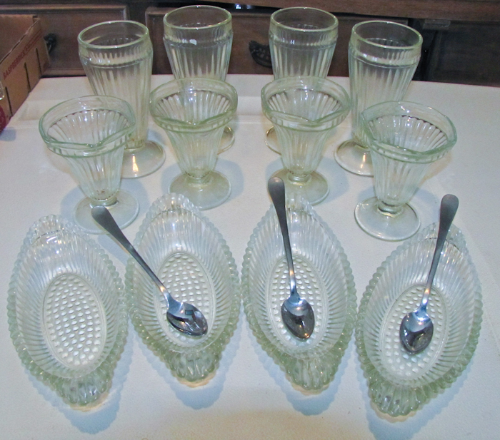 lot 117 image: 12 desert serving items glass