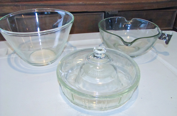 lot 118 image: two glass mixing bowls and a round covered glass mold baking dish